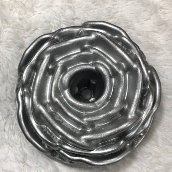 NWOT Nordic Ware Platinum Rose Cast Aluminum Bundt Pan - Picture 3 of 9